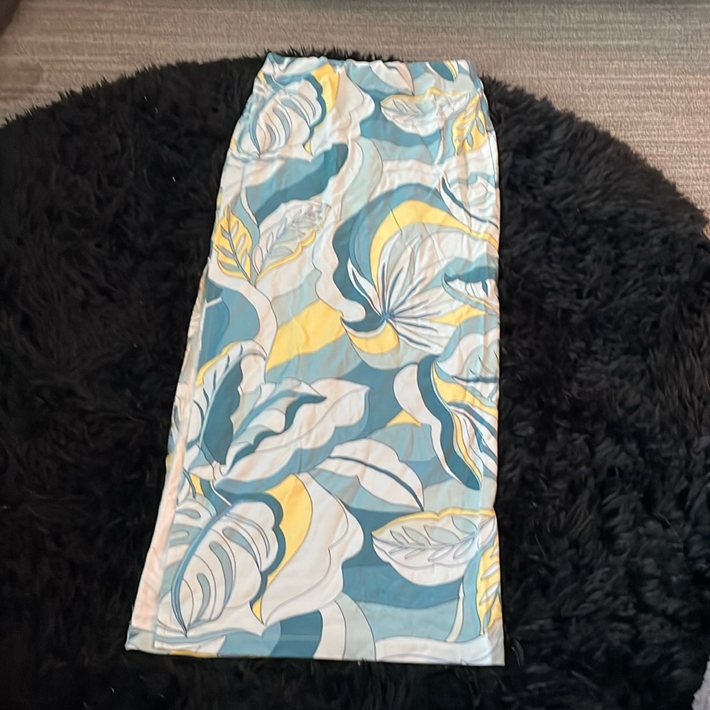 Long maxi skirt with split on right side